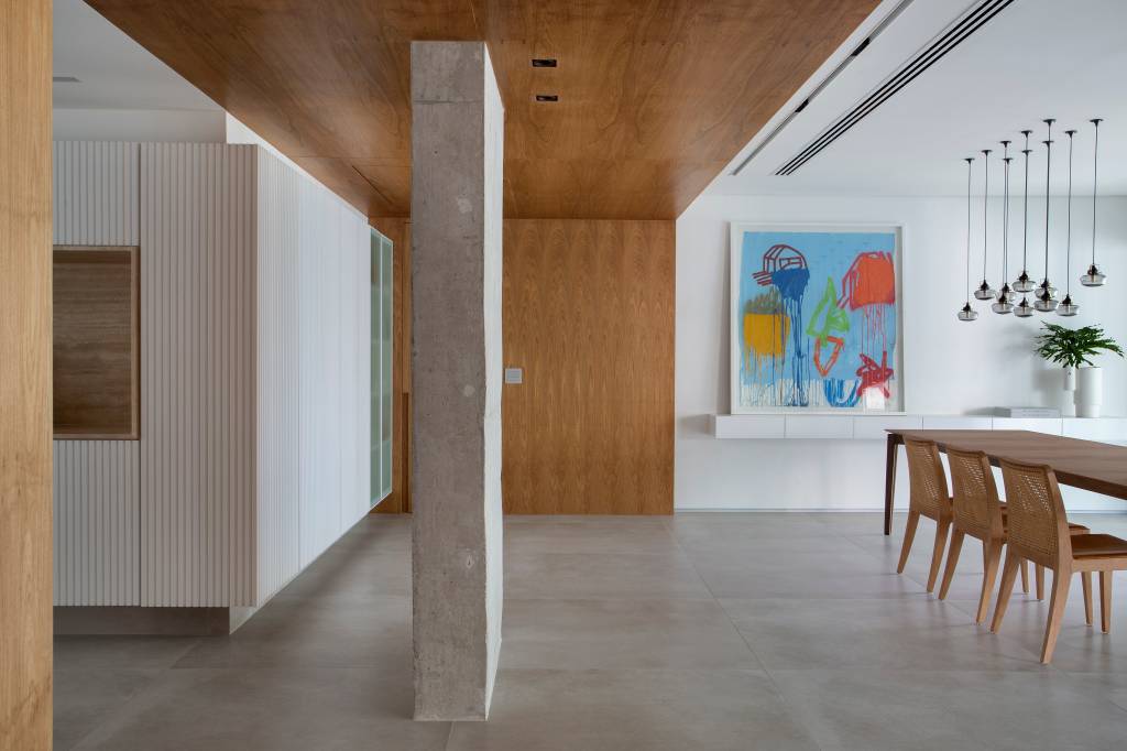 venezianas-madeira-trazem-privacidade-espacos-ape-minimalista-pkb-arquitetura-06 Venezianas em madeira trazem privacidade aos espaços de apê minimalista. Projeto de PKB Arquitetura. Na foto, hall, pilar de concreto, parede e teto revestidos com painel de madeira.