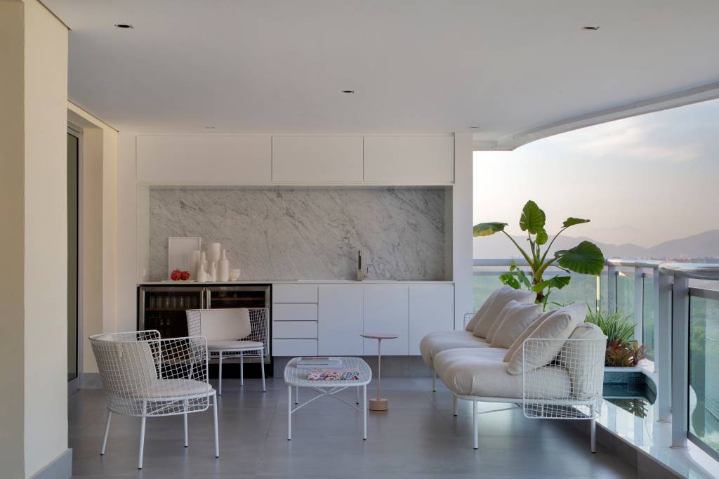 venezianas-madeira-trazem-privacidade-espacos-ape-minimalista-pkb-arquitetura-12 Venezianas em madeira trazem privacidade aos espaços de apê minimalista. Projeto de PKB Arquitetura. Na foto, sala minimalista branca, marcenaria branca com nicho marmorizado, piso de porcelanato.
