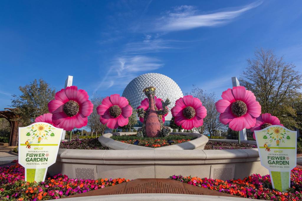 2024 EPCOT International Flower & Garden Festival Sabia que o Walt Disney World tem um festival de flores? Na foto, topiaria do dragão Figment.