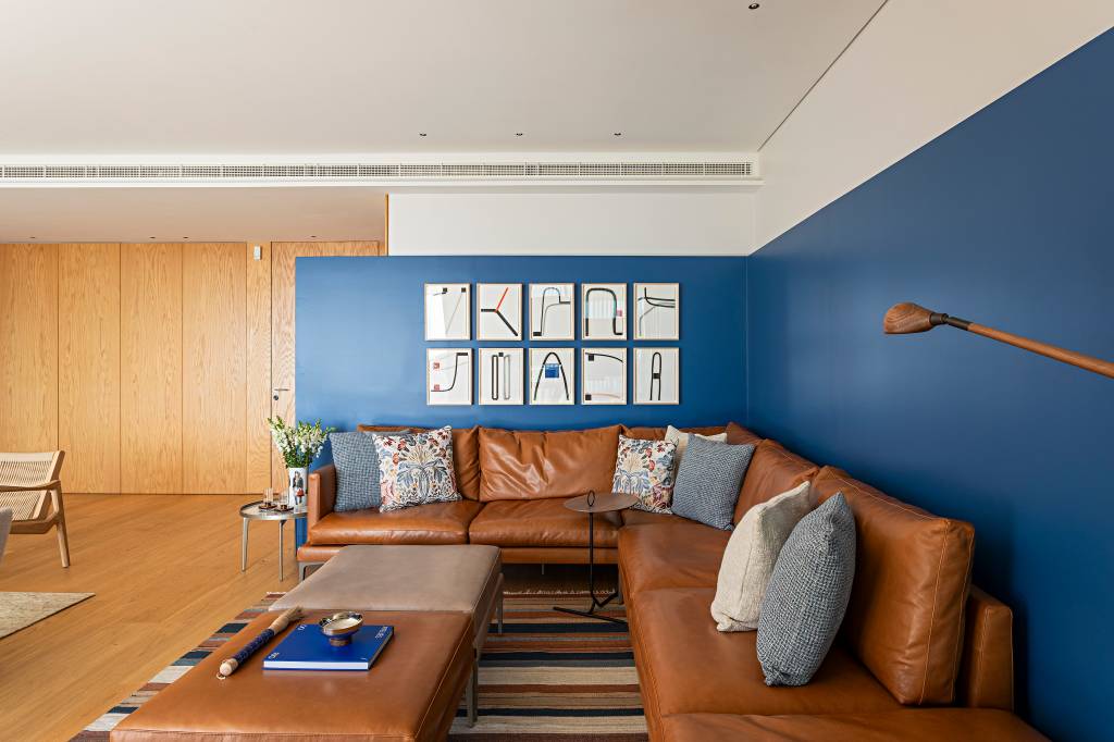 apartamento-estoril-portugal-decor-com-brasilidade-andrea-chicharo-15 Apartamento Estoril, em Portugal, ganha décor com brasilidade. Projeto de Andrea Chicharo. Na foto, sala de estar, sofá L de couro, parede azul, sofá listrado.