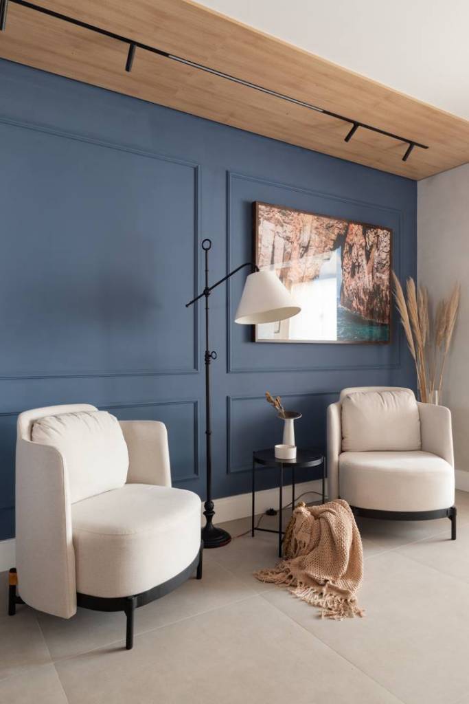 apartamento-une-personalidade-familia-quatro-moradores-decor-art2-arquitetura-credito-julia-novoa (15) Apartamento une a personalidade da família de quatro moradores no décor. Projeto de Art2 Arquitetura. Na foto, living com parede azul e poltronas.