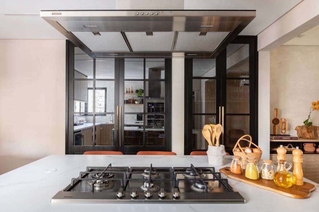 apartamento-une-personalidade-familia-quatro-moradores-decor-art2-arquitetura-credito-julia-novoa (21) Apartamento une a personalidade da família de quatro moradores no décor. Projeto de Art2 Arquitetura. Na foto, cozinha com ilha, armários e torre quente.