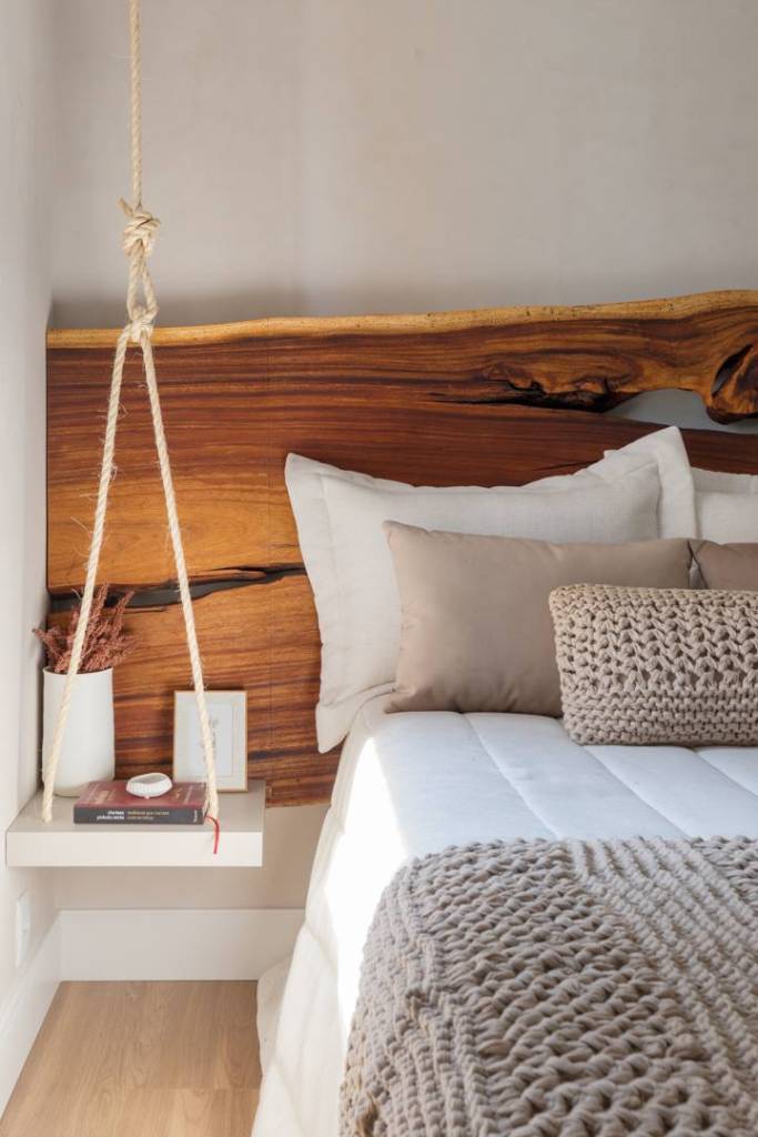 apartamento-une-personalidade-familia-quatro-moradores-decor-art2-arquitetura-credito-julia-novoa (7) Apartamento une a personalidade da família de quatro moradores no décor. Projeto de Art2 Arquitetura. Na foto, quarto com cabeceira de madeira e mesa suspensa.