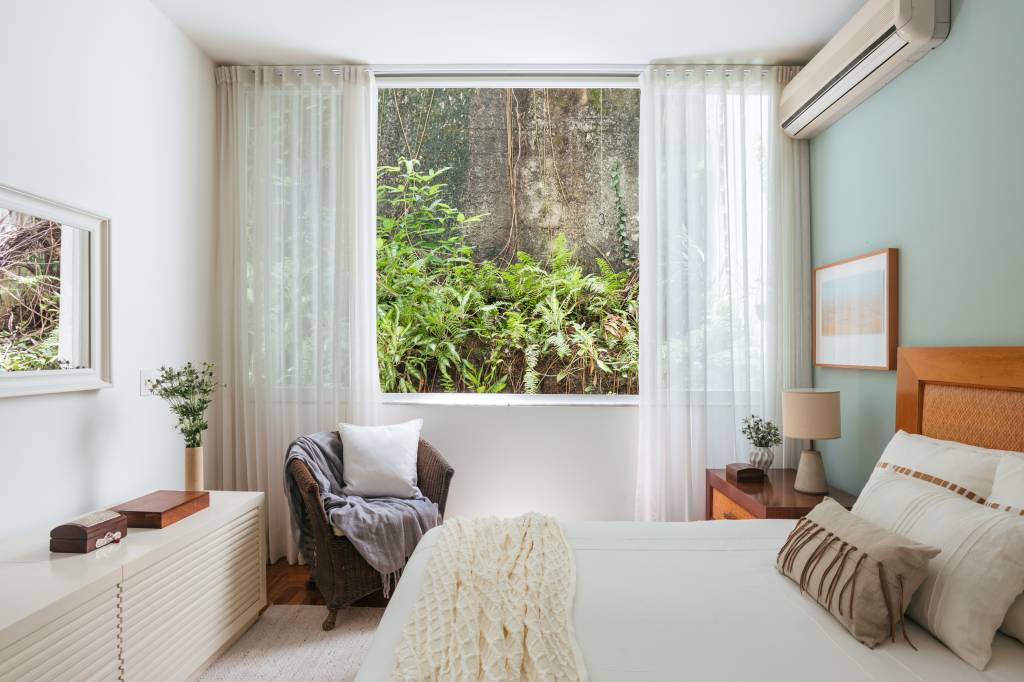 Apê ganha copa de cozinha e suíte voltada para pequeno jardim interno