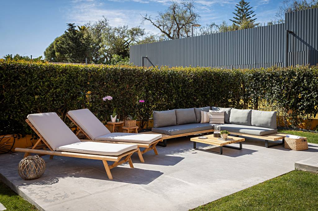 casa-500-m2-portugal-atmosfera-carioca-escritorio-sotao-cw-arquitetura-credito-gui-morelli (12) Casa de 500 m² em Portugal ganha atmosfera carioca com escritório no sótão. Projeto de CW Arquitetura. Na foto, área externa com espreguiçadeiras e jardim.