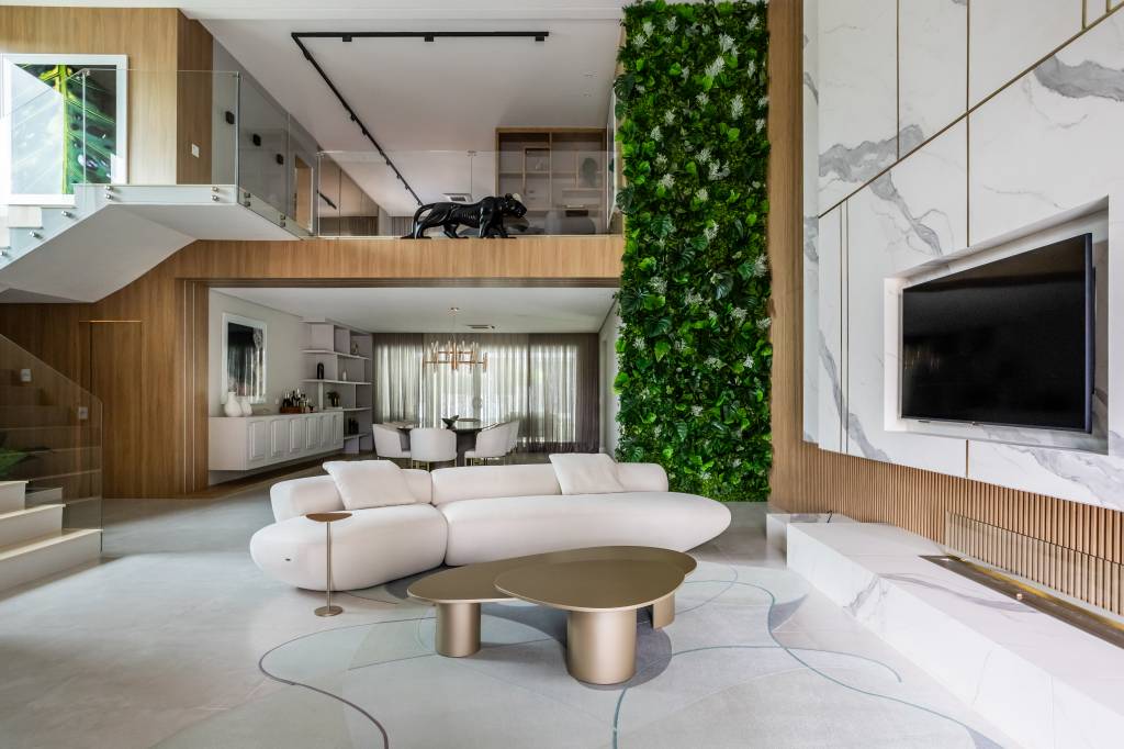 Casa ganha funcionalidade e beleza com lareira ecológica e jardim vertical