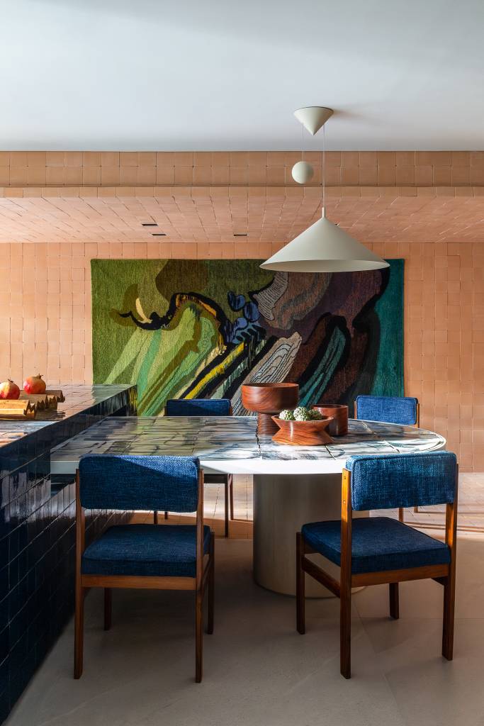 ceramicas-artesanais-tampo-mesa-cozinha-azul-mandril-arquitetura-credito-israel-gollino (1) Cerâmicas artesanais compõem o tampo da mesa desta cozinha repleta de azul. Projeto de Mandril Arquitetura. Na foto, cozinha com bancada azul, mesa de azulejos e tijolinhos.