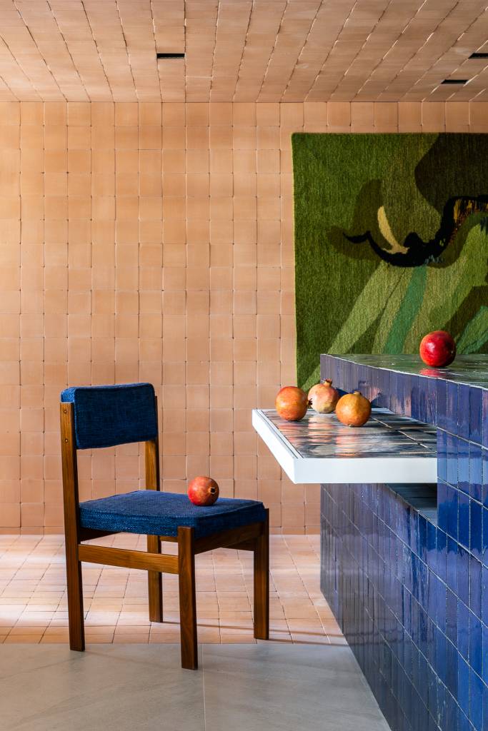 ceramicas-artesanais-tampo-mesa-cozinha-azul-mandril-arquitetura-credito-israel-gollino (2) Cerâmicas artesanais compõem o tampo da mesa desta cozinha repleta de azul. Projeto de Mandril Arquitetura. Na foto, cozinha com bancada azul, mesa de azulejos e tijolinhos.