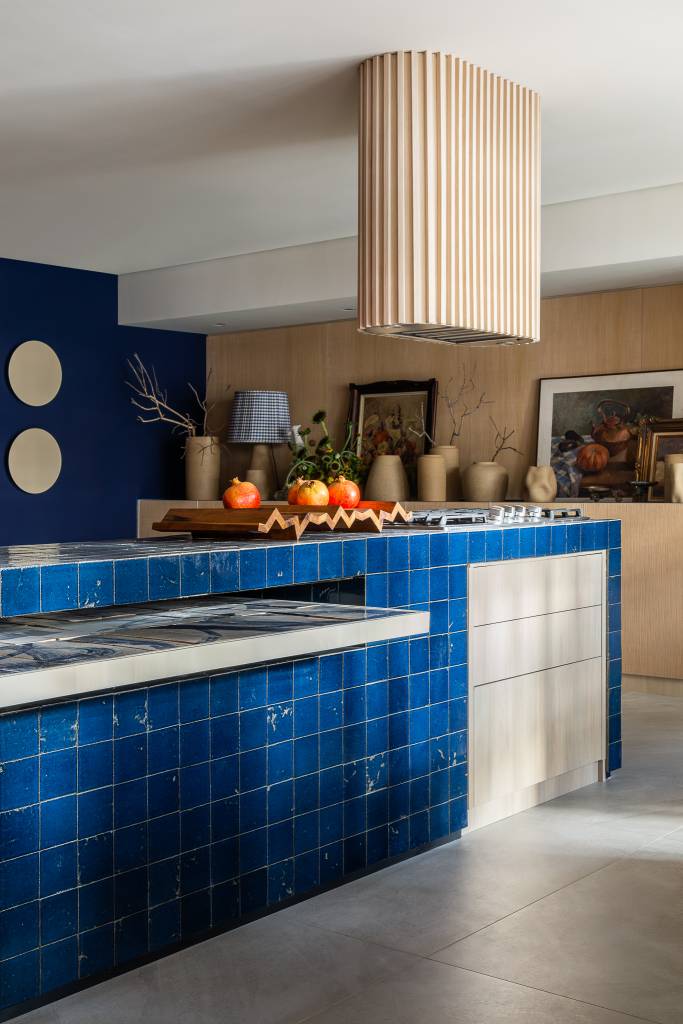 ceramicas-artesanais-tampo-mesa-cozinha-azul-mandril-arquitetura-credito-israel-gollino (4) Cerâmicas artesanais compõem o tampo da mesa desta cozinha repleta de azul. Projeto de Mandril Arquitetura. Na foto, cozinha com bancada azul e coifa ripada.