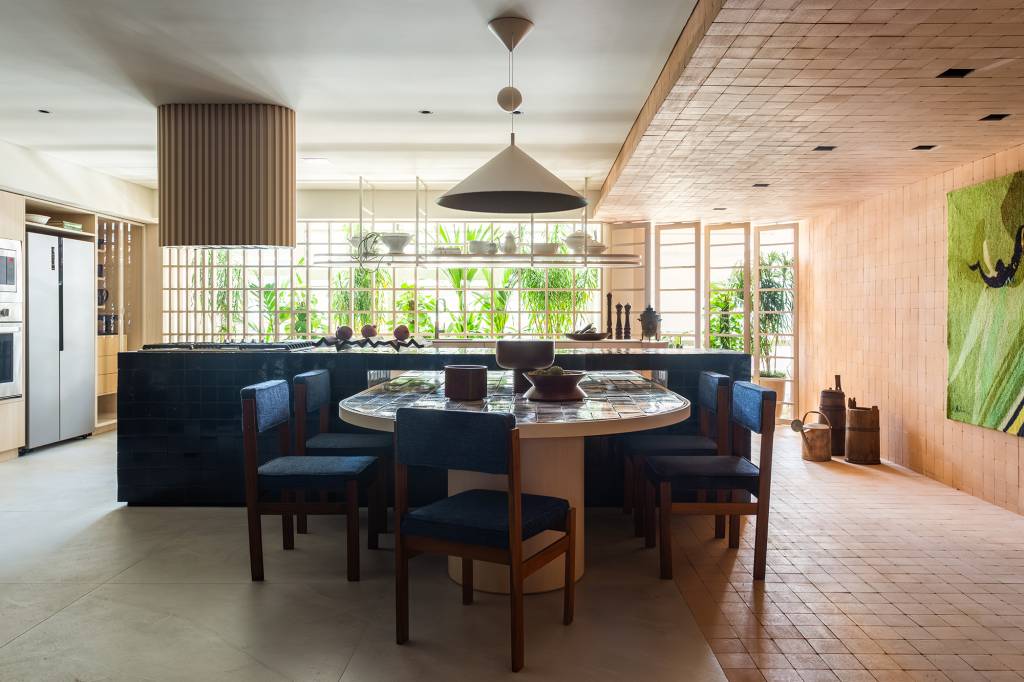 ceramicas-artesanais-tampo-mesa-cozinha-azul-mandril-arquitetura-credito-israel-gollino (8) Cerâmicas artesanais compõem o tampo da mesa desta cozinha repleta de azul. Projeto de Mandril Arquitetura. Na foto, cozinha com bancada azul, mesa de azulejos e tijolinhos.