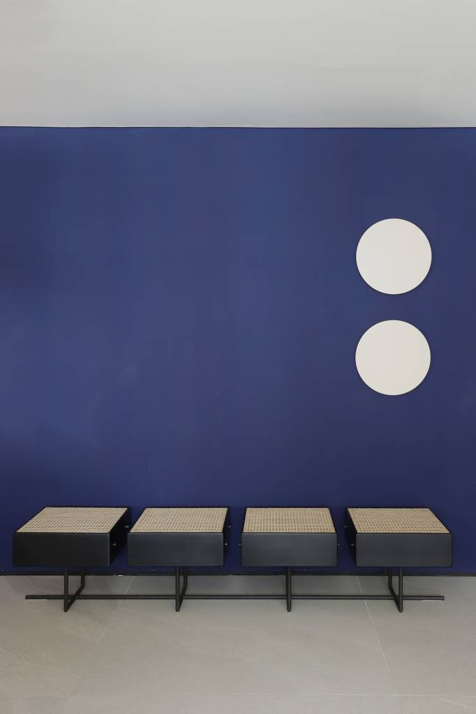 ceramicas-artesanais-tampo-mesa-cozinha-azul-mandril-arquitetura-credito-mariana-orsi (8) Cerâmicas artesanais compõem o tampo da mesa desta cozinha repleta de azul. Projeto de Mandril Arquitetura. Na foto, cozinha com parede azul e banco de palhinha.