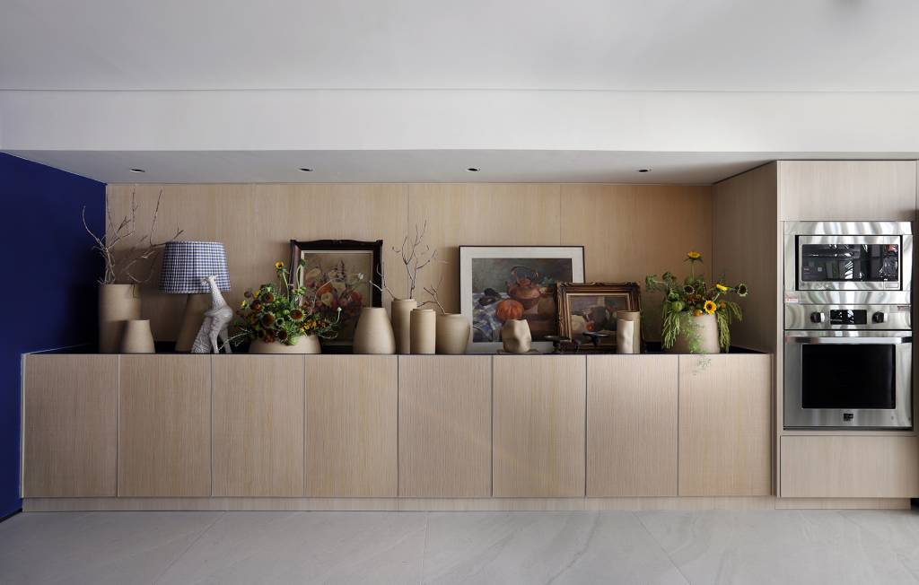ceramicas-artesanais-tampo-mesa-cozinha-azul-mandril-arquitetura-credito-mariana-orsi (9) Cerâmicas artesanais compõem o tampo da mesa desta cozinha repleta de azul. Projeto de Mandril Arquitetura. Na foto, cozinha com armário e vasos de plantas.