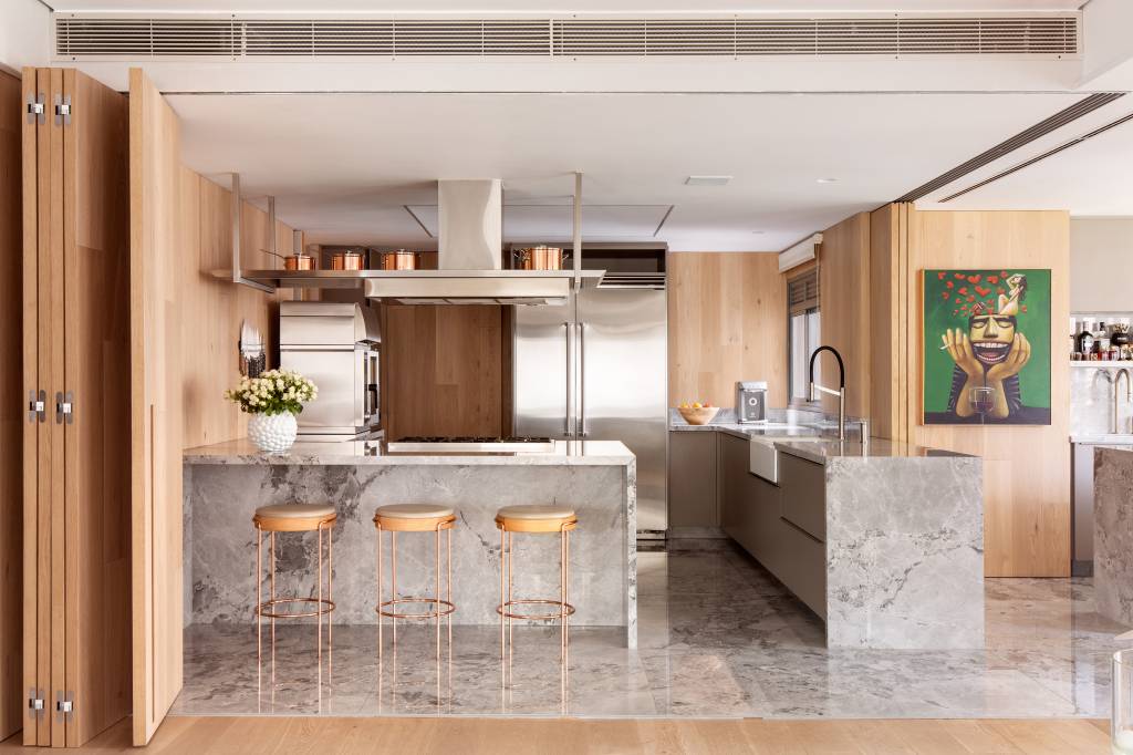 Cozinha revestida com quartzito é destaque no apê da chef Carol Magalhães