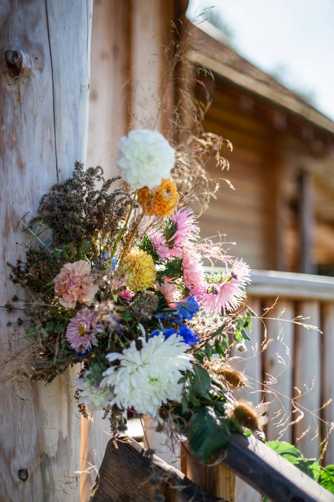 flores-outono-especies-arranjo-boho-khrystyna-shevtsiv-unsplash Flores de outono: espécies para um arranjo Boho combinando com a estação. Na foto, buquê.