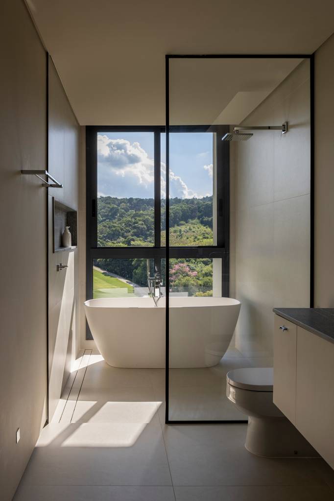 inspirada–japao-casa-524-m2-proveito-declividade-terreno-credito-leila-viegas (15) Inspirada no Japão, casa de 524 m² tira proveito da declividade do terreno. Projeto de Cité Arquitetura. Na foto, banheiro com banheira e vista para o verde.