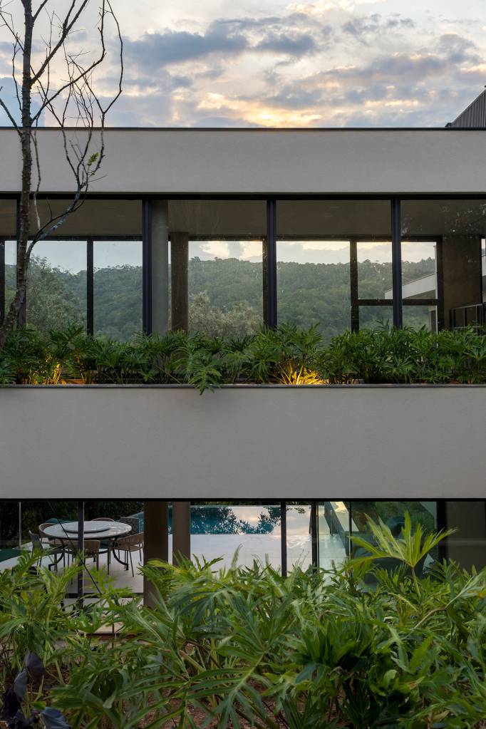 inspirada–japao-casa-524-m2-proveito-declividade-terreno-credito-leila-viegas (18) Inspirada no Japão, casa de 524 m² tira proveito da declividade do terreno. Projeto de Cité Arquitetura. Na foto, fachada da casa com janelas e jardim.