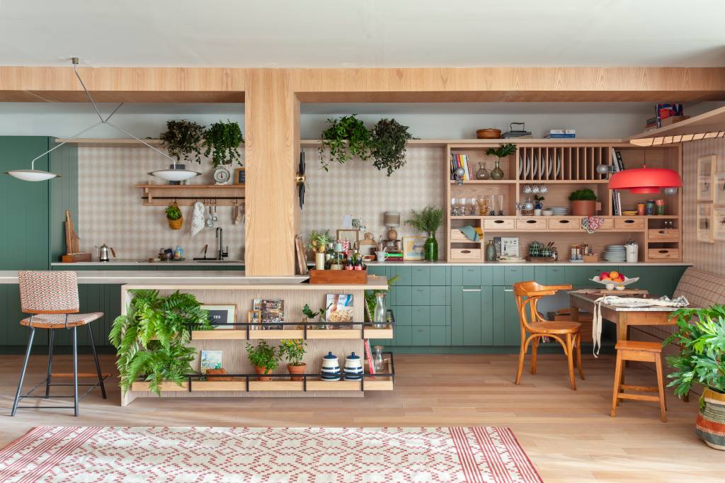 Loft charmoso tem cozinha/copa com cara de fazenda e ladrilhos exclusivos