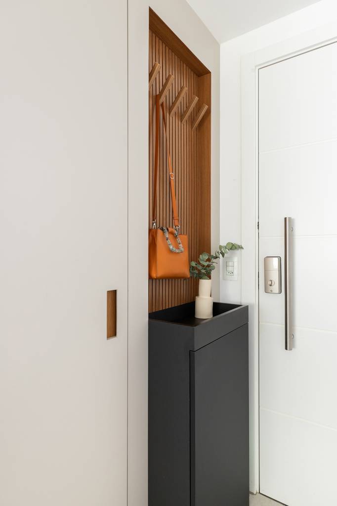 madeira-conforto-praticidade-apartamento-116-m2-studio-canto-credito-julia-novoa (11) Madeira, conforto e praticidade caracterizam este apartamento de 116 m². Projeto de Studio Canto. Na foto, hall de entrada com chapelaria e sapateira.