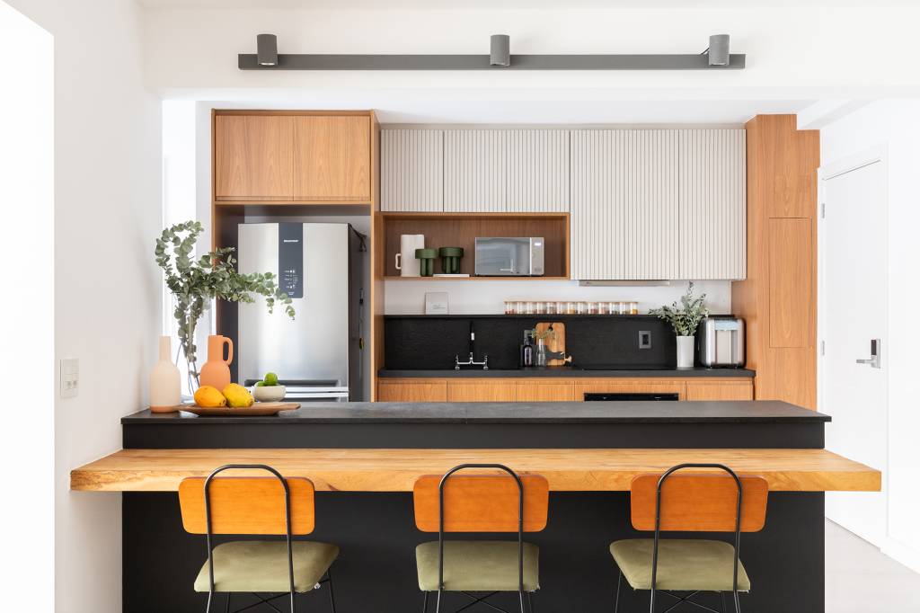 Madeira, conforto e praticidade caracterizam este apartamento de 116 m²