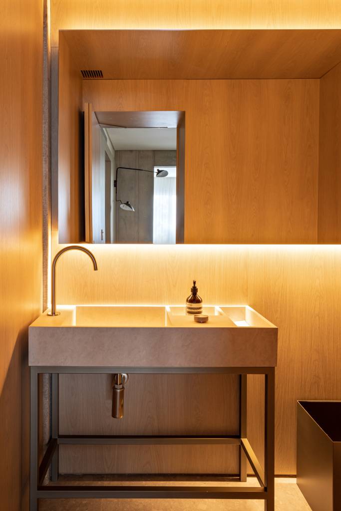 marcenaria-setoriza-decora-apartamento-156-m2-alexandre-dal-fabbro-credito-evelyn-muller (1) Marcenaria setoriza e decora apartamento de 156 m². Projeto de Alexandre Dal Fabbro. Na foto, lavabo com iluminação indireta e espelho.