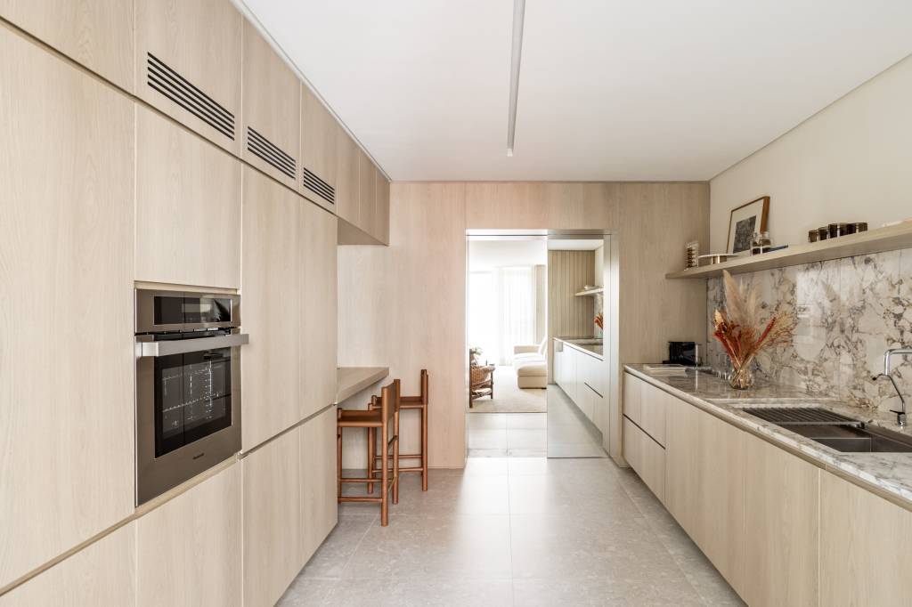 marcenaria-setoriza-decora-apartamento-156-m2-alexandre-dal-fabbro-credito-evelyn-muller (13) Marcenaria setoriza e decora apartamento de 156 m². Projeto de Alexandre Dal Fabbro. Na foto, cozinha com frontão de pedra e prateleira.