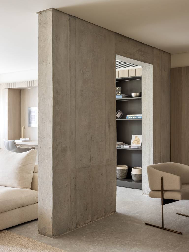 marcenaria-setoriza-decora-apartamento-156-m2-alexandre-dal-fabbro-credito-evelyn-muller (21) Marcenaria setoriza e decora apartamento de 156 m². Projeto de Alexandre Dal Fabbro. Na foto, pórtico de concreto une pilares aparentes na sala.