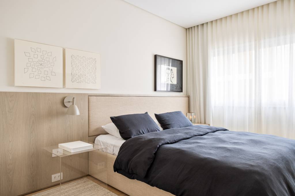 marcenaria-setoriza-decora-apartamento-156-m2-alexandre-dal-fabbro-credito-evelyn-muller (24) Marcenaria setoriza e decora apartamento de 156 m². Projeto de Alexandre Dal Fabbro. Na foto, quarto de casal com cabeceira e quadros.