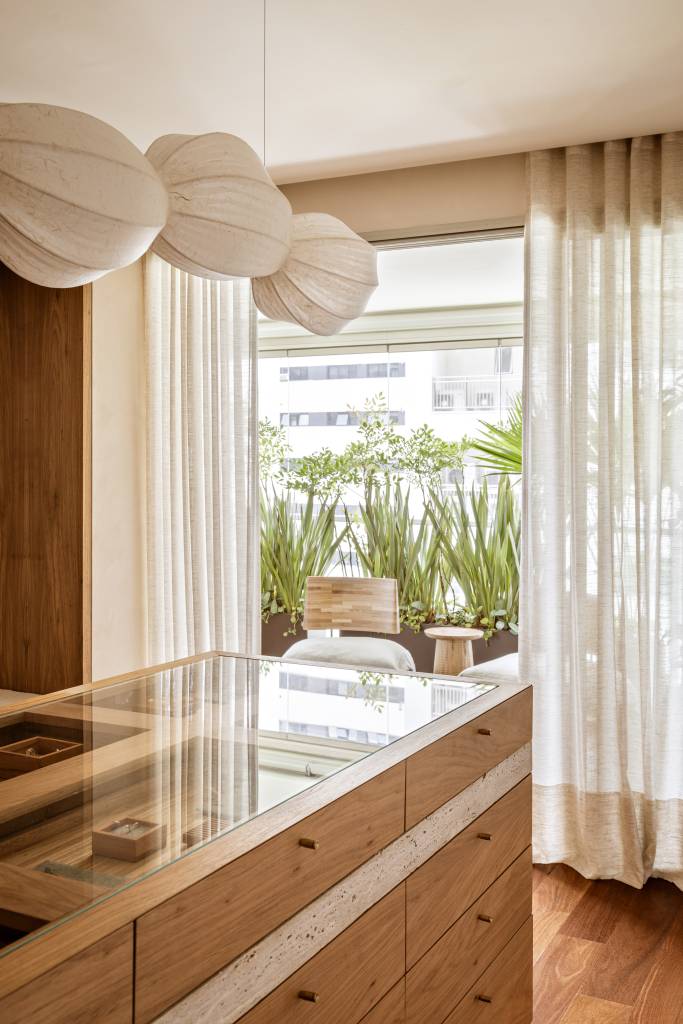 marmore-madeira-marcam-showroom-minimalista-joalheira-marina-salles-04 Mármore e madeira marcam showroom minimalista de joalheira. Projeto de Marina Salles Arquitetura. Na foto, vitrina, janela para varanda, luminária.