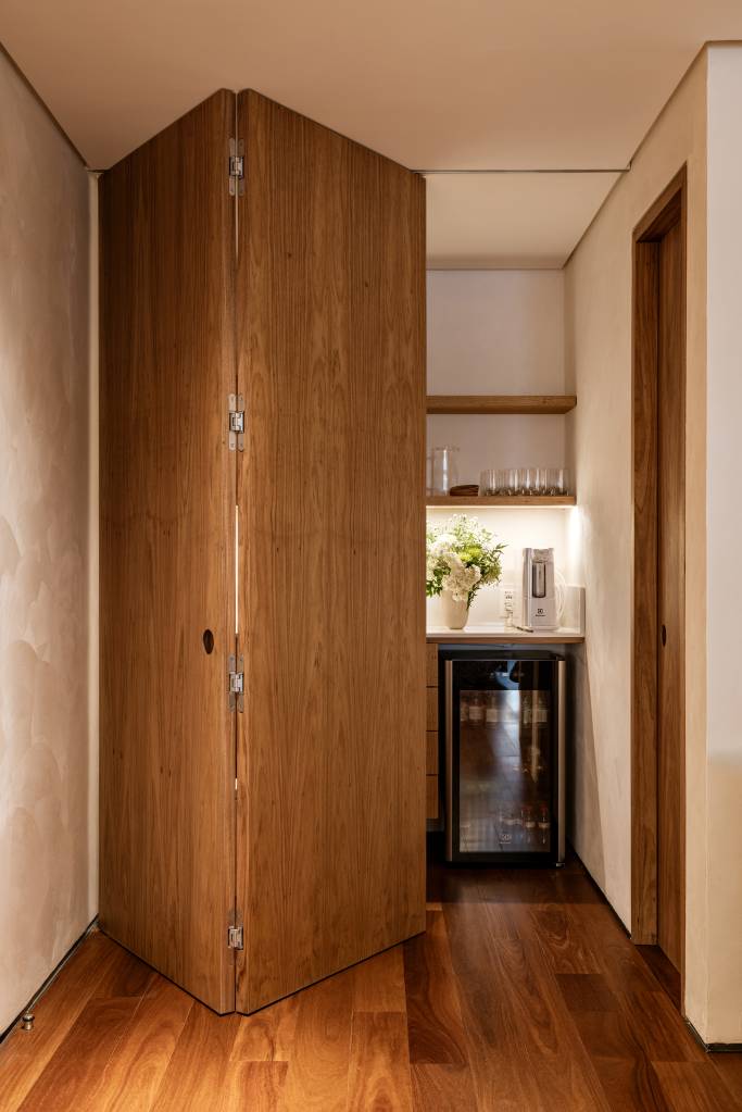 marmore-madeira-marcam-showroom-minimalista-joalheira-marina-salles-11 Mármore e madeira marcam showroom minimalista de joalheira. Projeto de Marina Salles Arquitetura. Na foto, copa oculta com porta camarão.