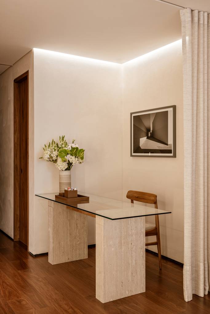 marmore-madeira-marcam-showroom-minimalista-joalheira-marina-salles-13 Mármore e madeira marcam showroom minimalista de joalheira. Projeto de Marina Salles Arquitetura. Na foto, mesa com base de mármore.