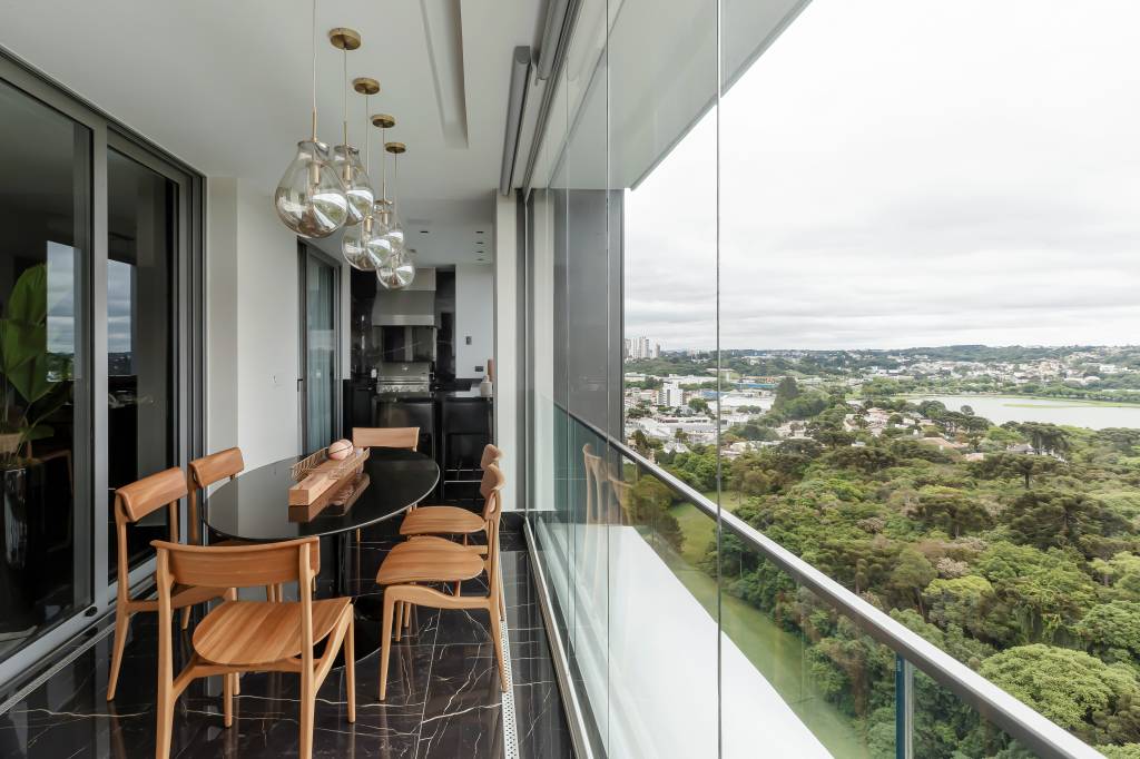 Móveis soltos e paleta sóbria deixam apê de 190 m² atemporal e elegante