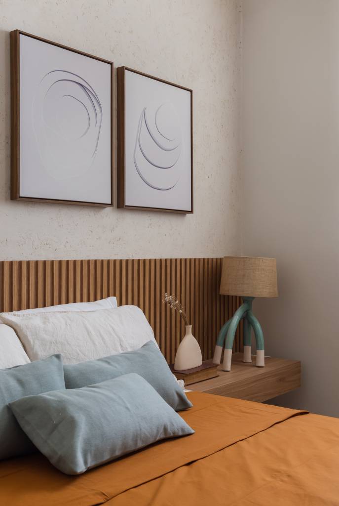 paineis-ripados-tons-bege-atmosfera-serena-ape-49-m-studio-leandro-neves-12-quarto Painéis ripados e tons de bege dão atmosfera serena a apê de 49 m². Projeto de Studio Leandro Neves. Na foto, quarto, cabeceira ripada, roupa de cama laranja.