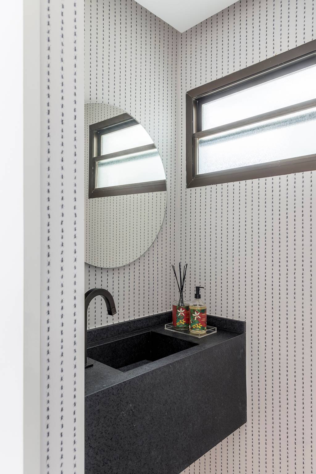 Papel de parede de formiga traz irreverência a este apê de 153 m²