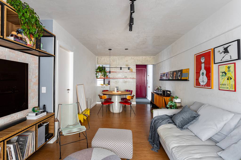 Pilar descascado e piso de caquinhos dão personalidade a este apê