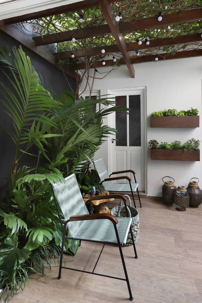 plantas-dentro-casa-jardim-varanda-frescor-casa-200-m2-carolina-esper-credito-mariana-orsi (17) Plantas dentro de casa e jardim na varanda trazem frescor à casa de 200 m². Projeto de Carolina Esper. Na foto, varanda com cadeira, pergolado e jardineiras.