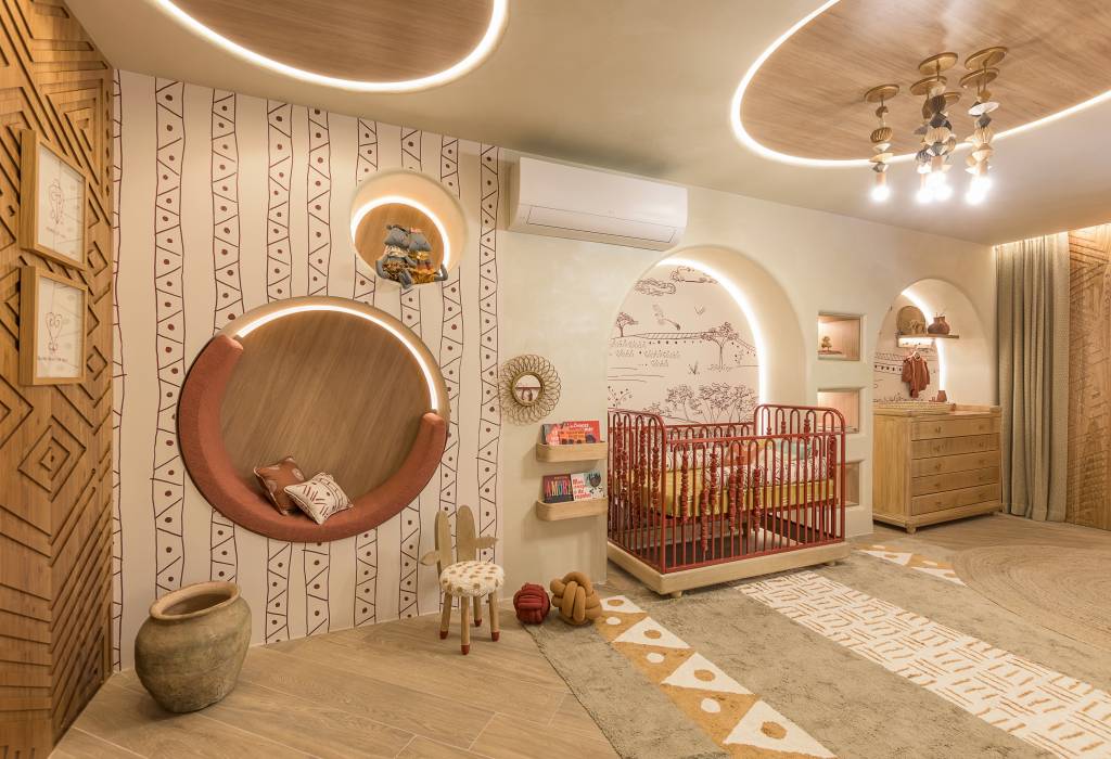 quarto-bebe-25-m2-homenageia-rainha-angola-njinga-kesley-santiago-credito-luiz-franco (4) Quarto de bebê de 25 m² homenageia a rainha de Angola, Njinga. Projeto de Kesley Santiago para a CASACOR São Paulo 2024. Na foto, quarto com berço, sofá, parede estampada e tapete.