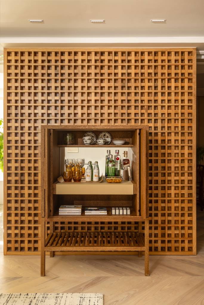 Quarto com conforto de hotel é inspirado na cultura japonesa. Projeto de Migs Arquitetura para a CASACOR SP 2024. Na foto. bar em móvel instalado em parede de muxarabi.