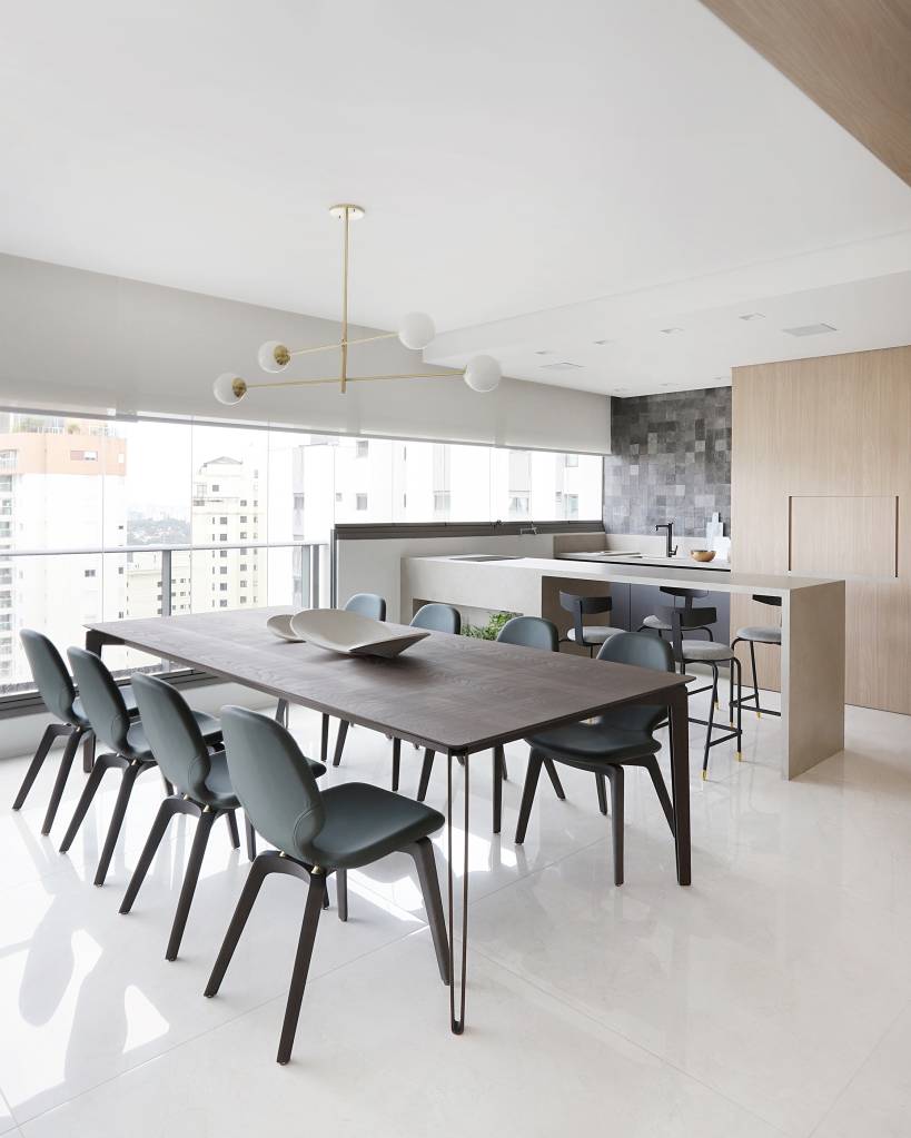 reforma-cria-tres-suites-lindas-area-gourmet-na-varanda-carolina-gava-07 Reforma em apê cria três suítes lindas e área gourmet na varanda. Projeto de Carolina Gava. Na foto, mesa de madeira escura, cadeiras escuras.
