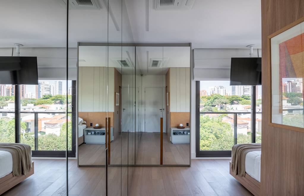 vista-180-ibirapuera-banheiro-spa-apartamento-ana-carolina-queiroz-credito-favaro-jr (21) Vista 180º para o Ibirapuera e banheiro SPA marcam este apartamento. Projeto de Ana Carolina Queiroz. Na foto, quarto com armario espelhado e tv suspensa.