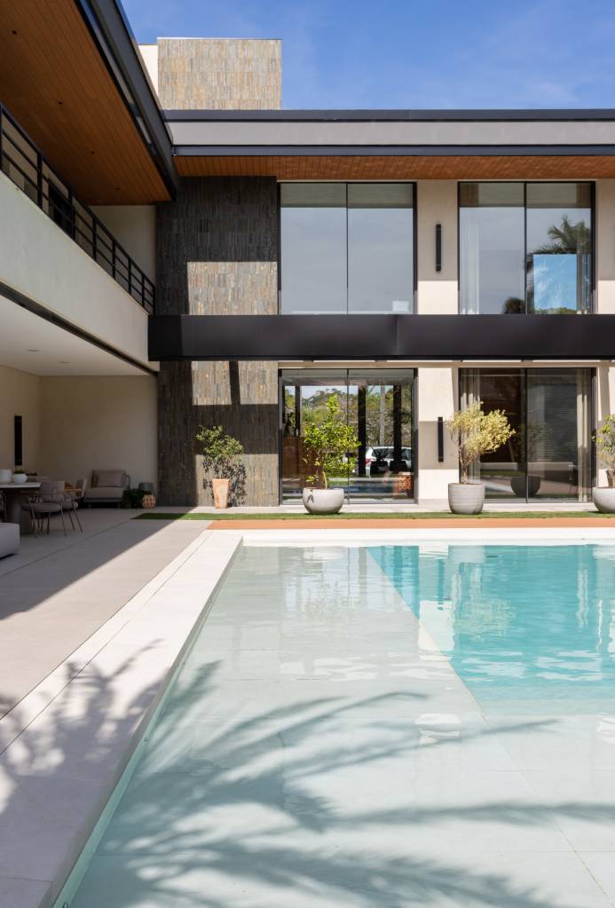 Formas-de-incluir-vidro-na-decoração-de-interiores-patricia-penna-arquitetura-&-design-04-piscina Formas de incluir vidro na decoração de interiores. Projeto de Patricia Penna Arquitetura & Design. Na foto, fachada da casa e área externa com piscina.