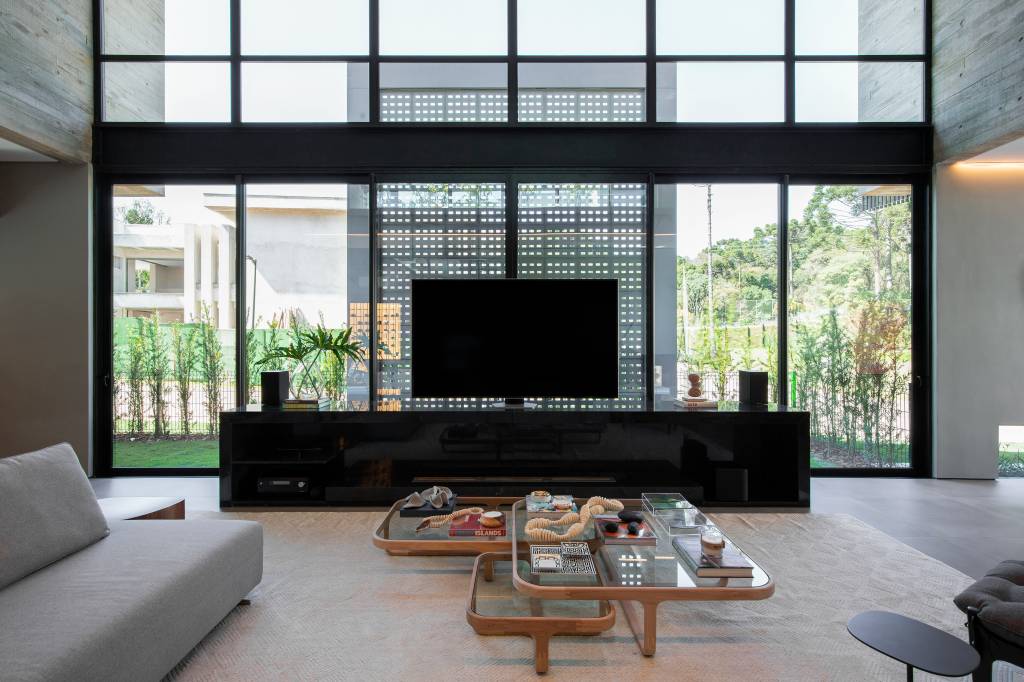 Casa de 500 m² com tons sóbrios tem cuba esculpida de mármore de 800 kg