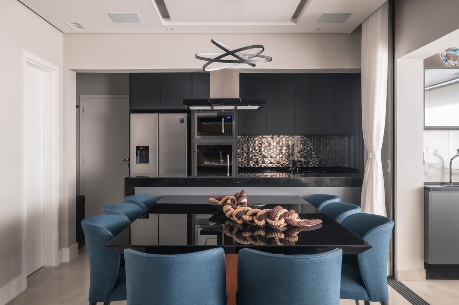 Apartamento de 127 m² tem varanda gourmet e sala com sofá-ilha