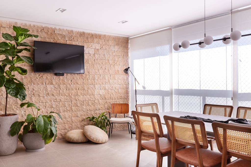Apartamento de 110 m² destaca parede de brick e materiais naturais
