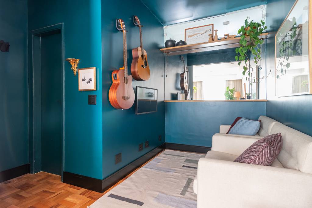 apartamento-terreo-brinquedoteca-papel-de-parede-tropical-abrazo-interiores-01-azul-musica Apartamento térreo ganha brinquedoteca com papel de parede tropical. Projeto de Abrazo Interiores. Na foto, parede azul, piso de madeira, violões na parede.