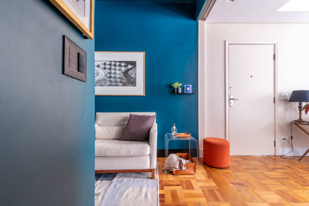 apartamento-terreo-brinquedoteca-papel-de-parede-tropical-abrazo-interiores-03 Apartamento térreo ganha brinquedoteca com papel de parede tropical. Projeto de Abrazo Interiores. Na foto, hall, parede azul, sofá cinza, piso de madeira.
