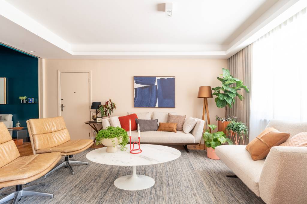 Apartamento térreo ganha brinquedoteca com papel de parede tropical. Projeto de Abrazo Interiores. Na foto, sala, sofá bege, plantas, parede bege.