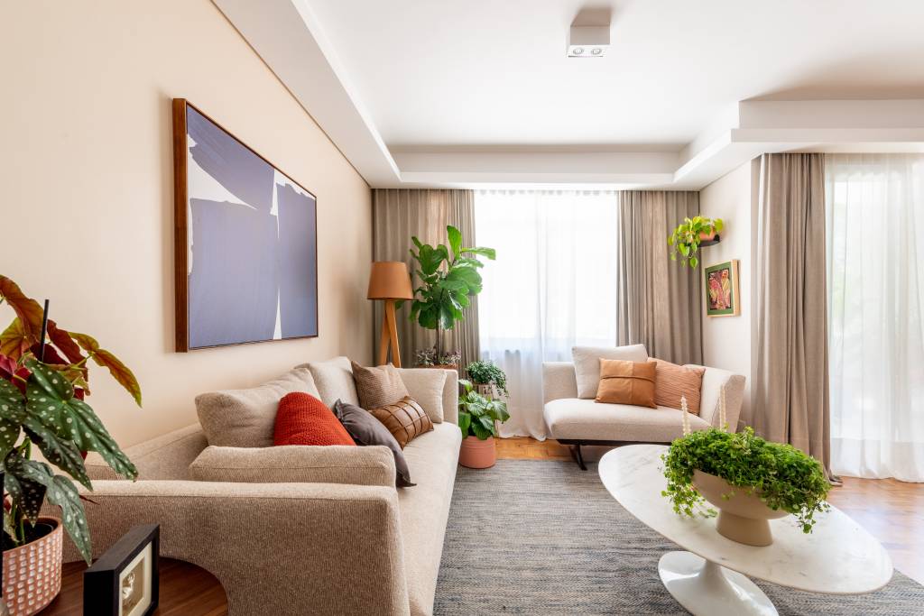 apartamento-terreo-brinquedoteca-papel-de-parede-tropical-abrazo-interiores-10 Apartamento térreo ganha brinquedoteca com papel de parede tropical. Projeto de Abrazo Interiores. Na foto, sala de estar, cortina, sofá bege, plantas, mesa de centro oval com tampo de mármore.
