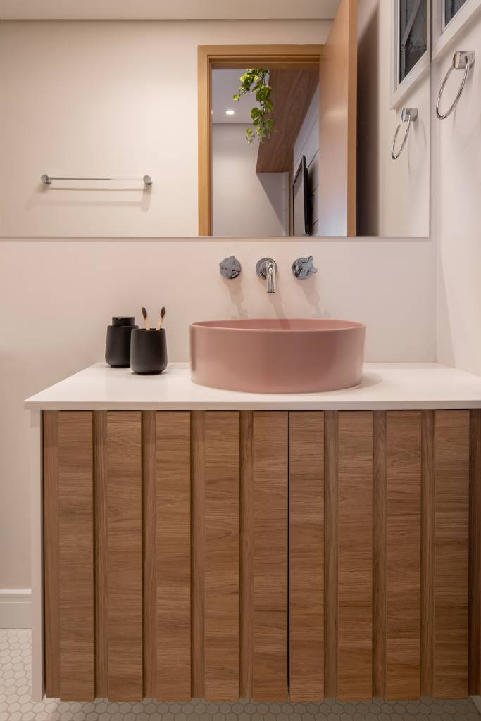ape-66-m-cozinha-aberta-cabeceira-com-bordados-memoa-arquitetos-11-banheiro Delicadeza: apê de 66 m² tem cozinha aberta e cabeceira com bordados. Projeto de Memoá Arquitetos. Na foto, banheiro com cuba solta rosa.