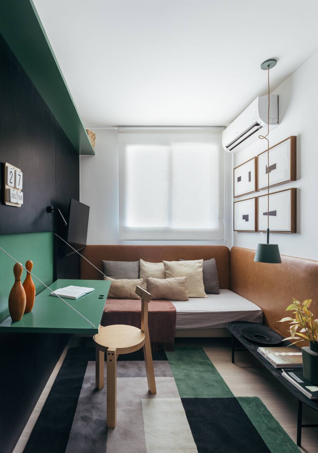 ape-73-m-marcenaria-ebanizada-piso-de-porcelanato-preto-studio-leandro-neves-19-quarto-quarto-cama-baixa Apê de 73 m² tem marcenaria ebanizada e piso de porcelanato preto. Projeto de Studio Leandro Neves. Na foto, quarto, home office, mesa retrátil verde, tapete colorido.
