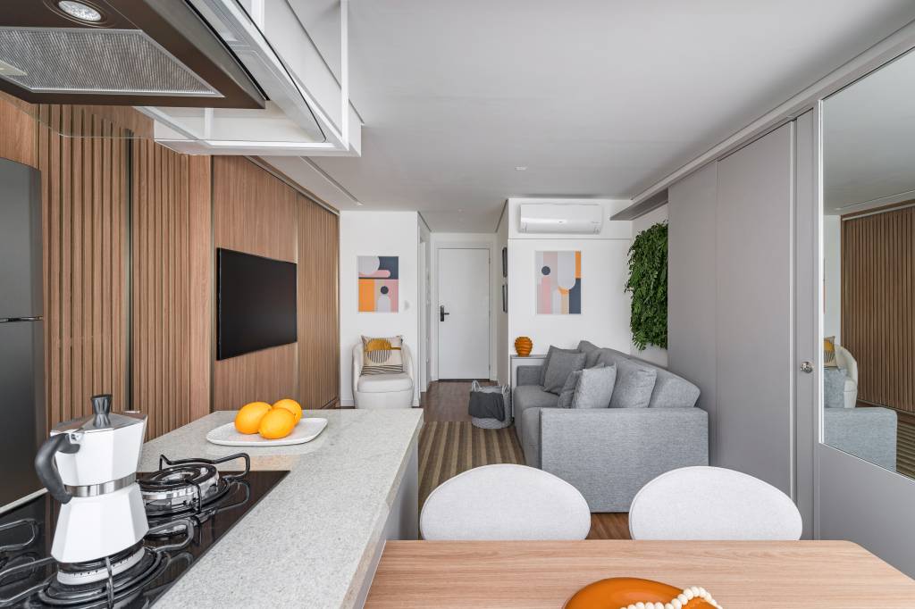 Apê de 45 m² esconde a lavanderia na sala de estar